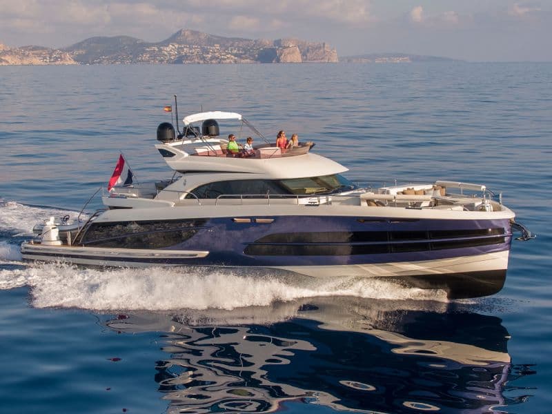 This Van der Valk Beach Club 660 Flybridge provides an unrivalled amount of exterior and