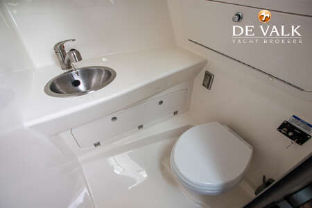 BOSTON WHALER 285 CONQUEST PILOTHOUSE