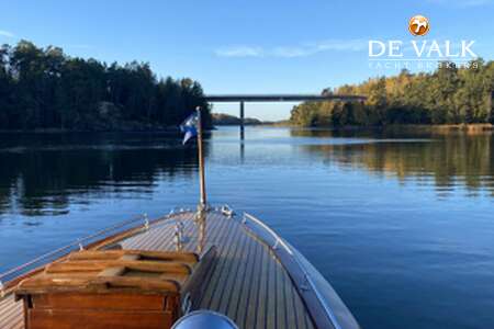 CLASSIC MOTOR YACHT