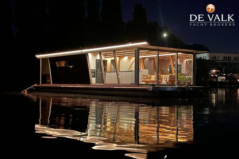 CUSTOM BUILT HOUSEBOAT LUXE MOTOR