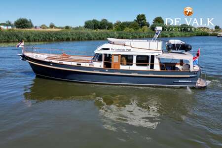 DE VRIES LENTSCH 44 SEDAN