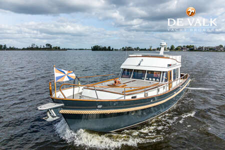 DE VRIES LENTSCH 44 SEDAN