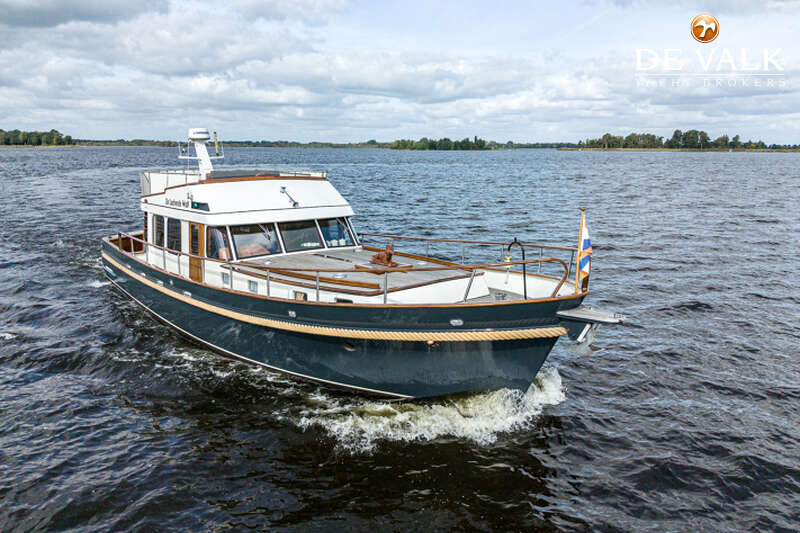 DE VRIES LENTSCH 44 SEDAN