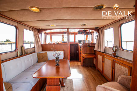DE VRIES LENTSCH 44 SEDAN