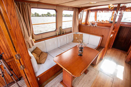 DE VRIES LENTSCH 44 SEDAN