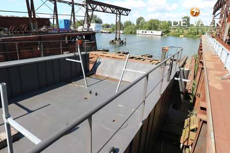 FLOATING DOCK