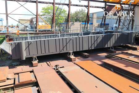 FLOATING DOCK