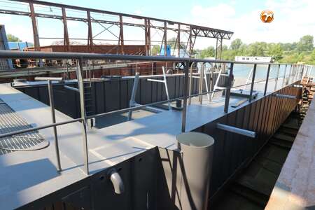 FLOATING DOCK