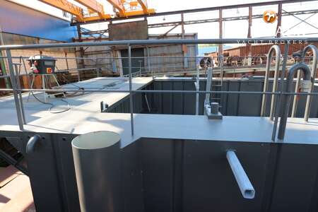 FLOATING DOCK