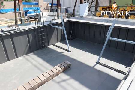 FLOATING DOCK