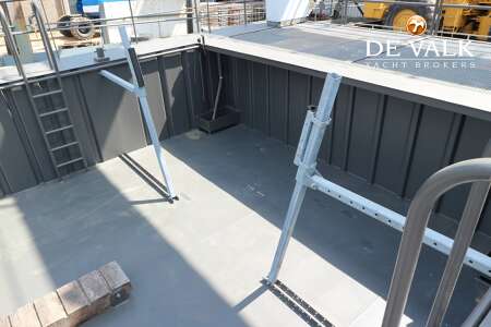 FLOATING DOCK