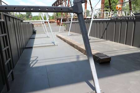 FLOATING DOCK