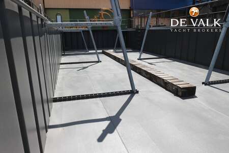 FLOATING DOCK