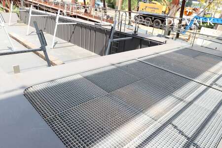 FLOATING DOCK