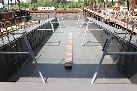 FLOATING DOCK