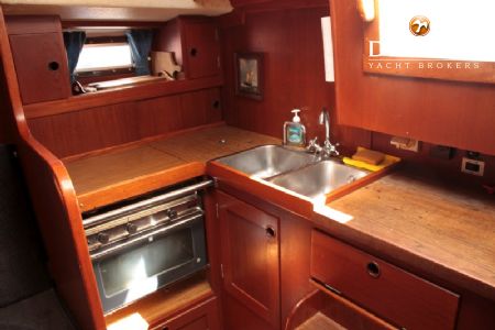 HALLBERG RASSY 352