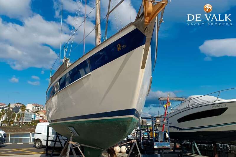 HALLBERG RASSY 352