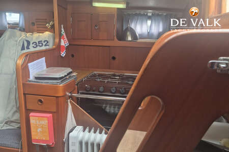 HALLBERG RASSY 352