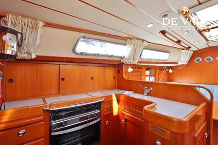 HALLBERG RASSY 372