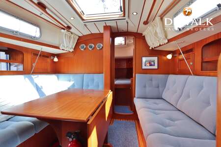 HALLBERG RASSY 372