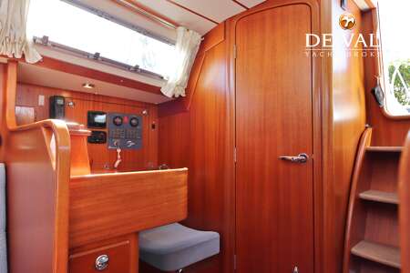 HALLBERG RASSY 372