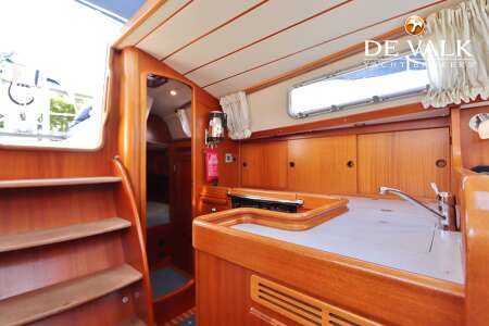 HALLBERG RASSY 372