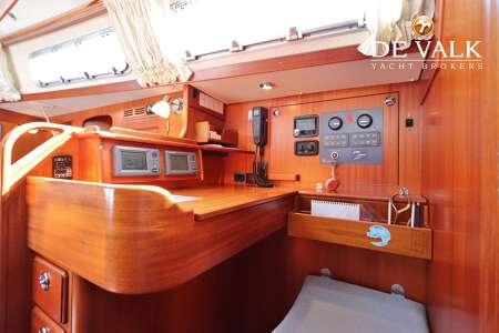 HALLBERG RASSY 372
