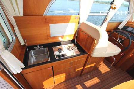 LINSSEN 29.9 SEDAN