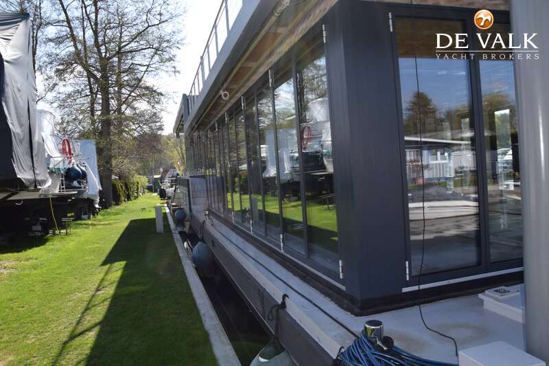 LUXE MOTOR HAUSBOOT / OFFICE 24 M