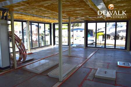 LUXE MOTOR HAUSBOOT / OFFICE 24 M