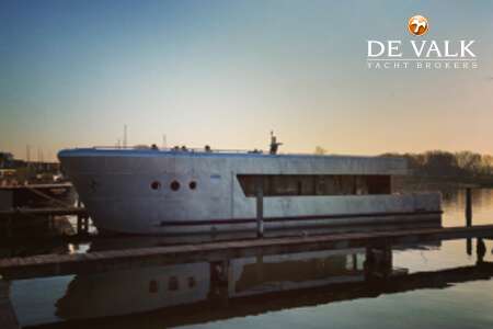 QROOZ FLOATING APPARTMENT HOUSEBOAT