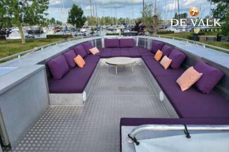 QROOZ FLOATING APPARTMENT HOUSEBOAT