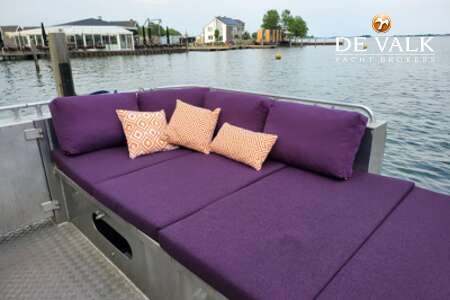 QROOZ FLOATING APPARTMENT HOUSEBOAT