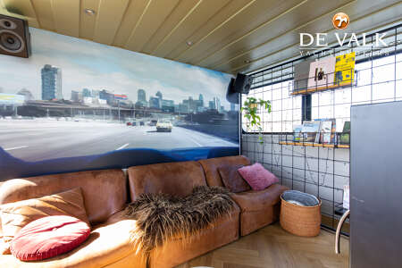 QROOZ FLOATING APPARTMENT HOUSEBOAT