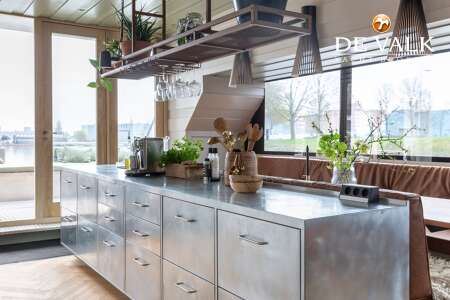 QROOZ FLOATING APPARTMENT HOUSEBOAT