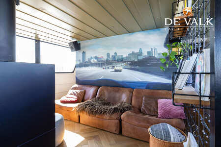 QROOZ FLOATING APPARTMENT HOUSEBOAT