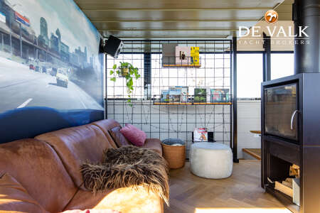 QROOZ FLOATING APPARTMENT HOUSEBOAT