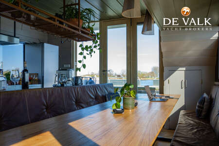 QROOZ FLOATING APPARTMENT HOUSEBOAT