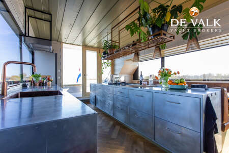 QROOZ FLOATING APPARTMENT HOUSEBOAT