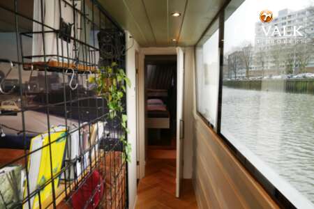 QROOZ FLOATING APPARTMENT HOUSEBOAT