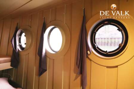 QROOZ FLOATING APPARTMENT HOUSEBOAT