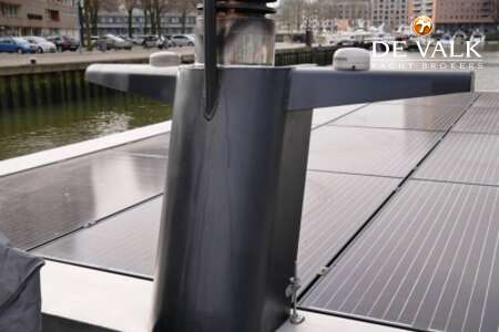 QROOZ FLOATING APPARTMENT HOUSEBOAT