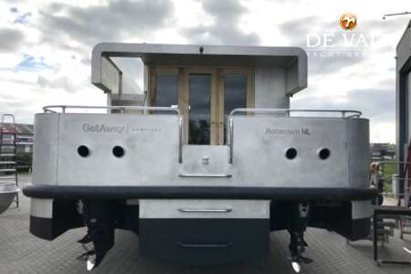 QROOZ FLOATING APPARTMENT HOUSEBOAT