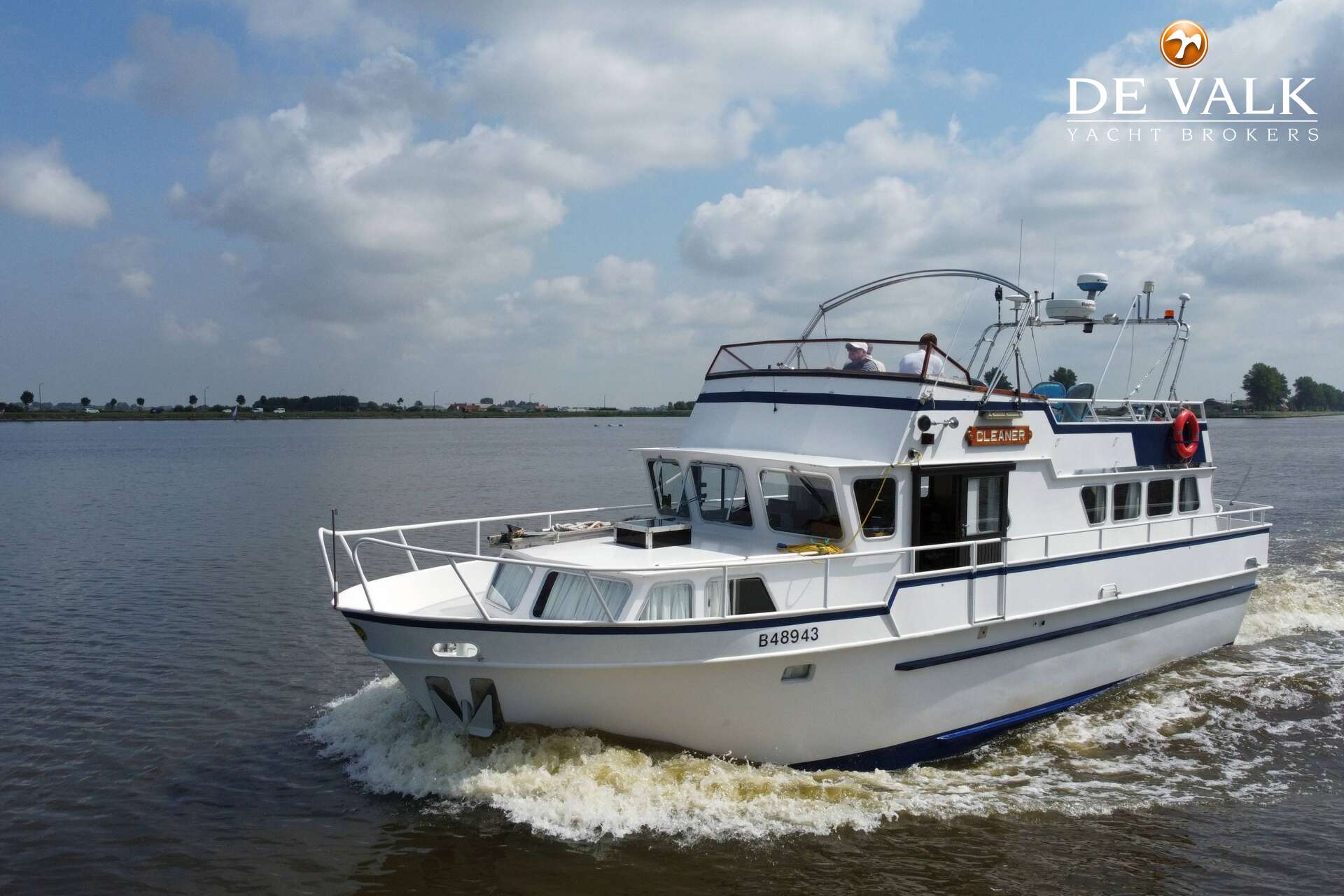 SUCCES BALTIC 42 motor yacht for sale De Valk Yacht broker